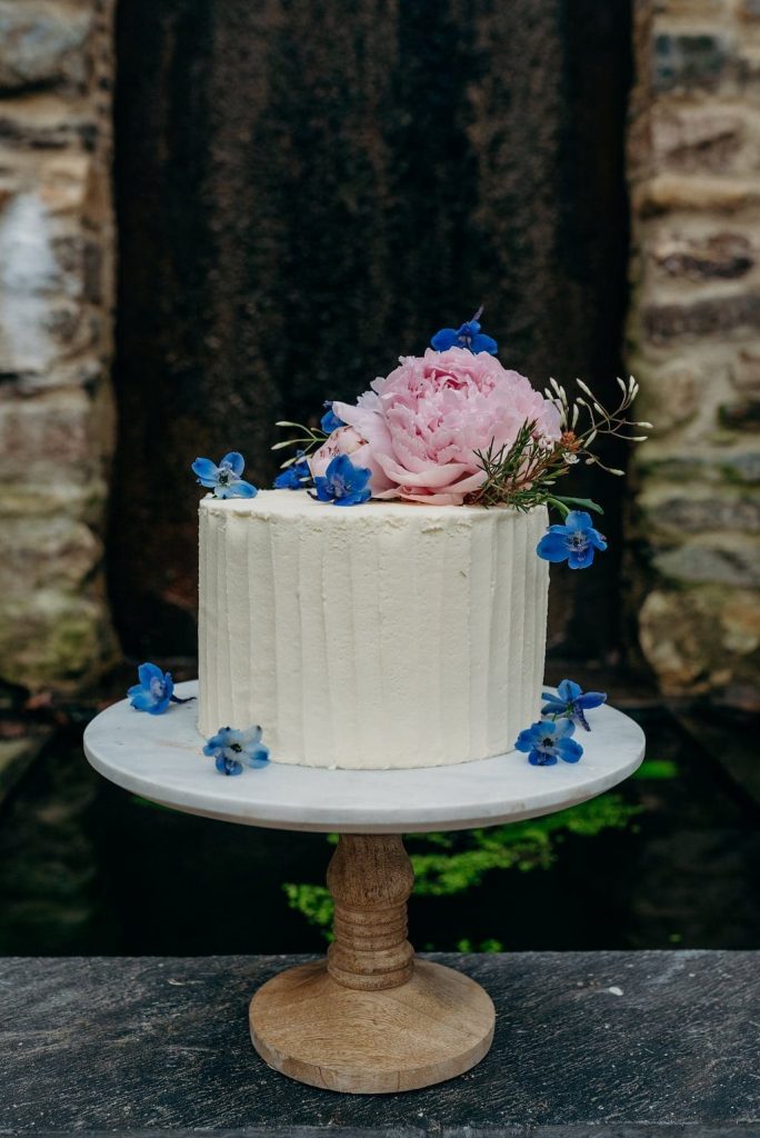Charlotte-and-Nick-wedding-cake