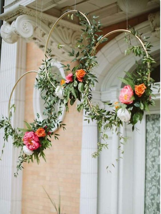 Hanging circle, floral installation, flowers, wedding, decor, trends, 2019, ever after